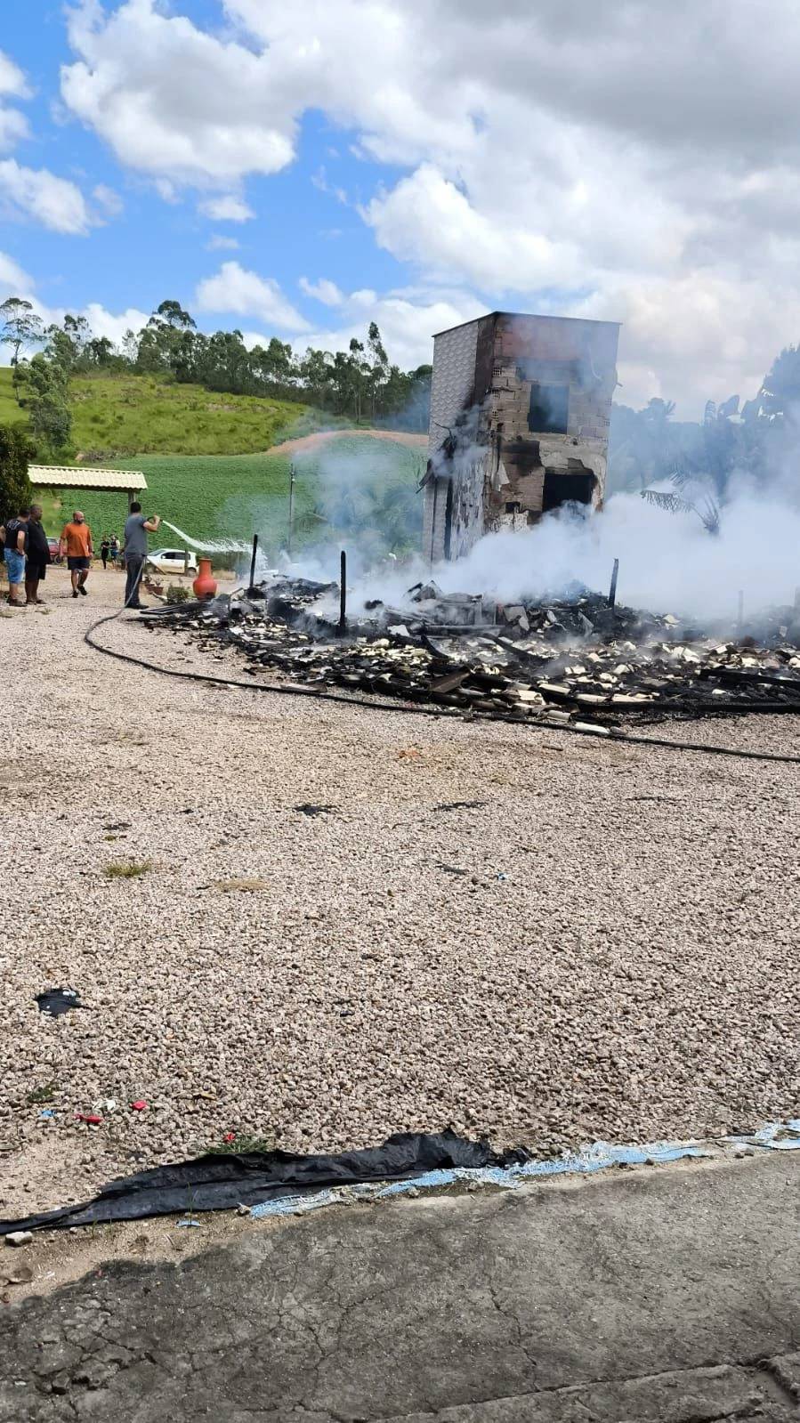 Bombeiros utilizam 10 mil litros de água para combate de incêndio em residência — foto 1