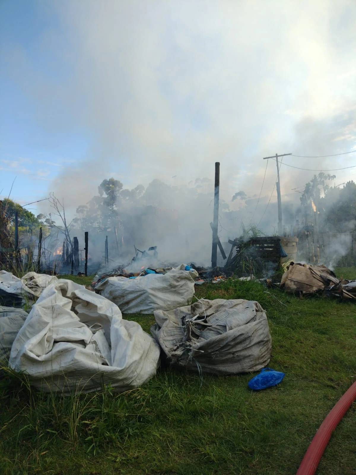Bombeiros utilizam mais de 10 mil litros de água para combater incêndio em residência — foto 1