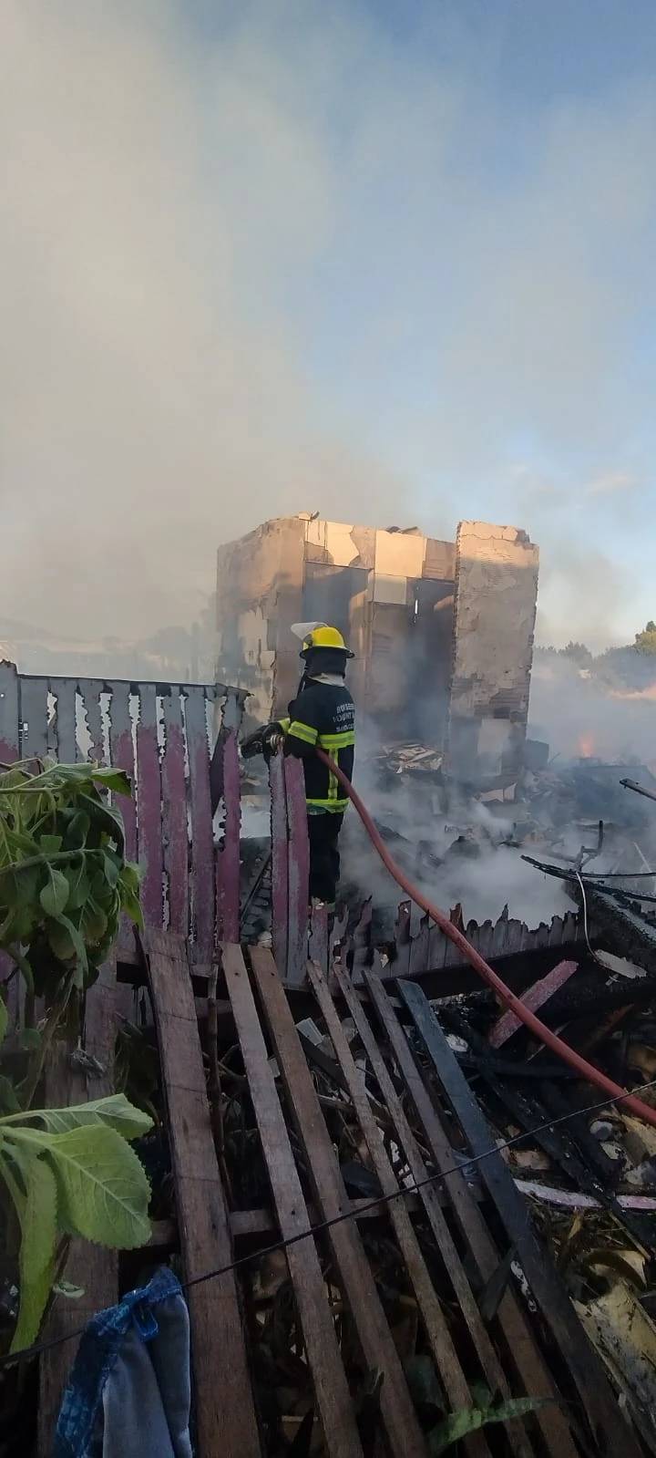 Bombeiros utilizam mais de 10 mil litros de água para combater incêndio em residência — foto 2