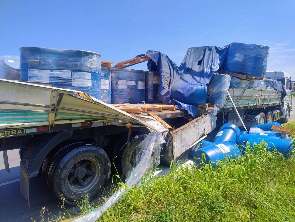 Carga de resina tomba de caminhão e se espalha em parte de rodovia de Criciúma — foto 2