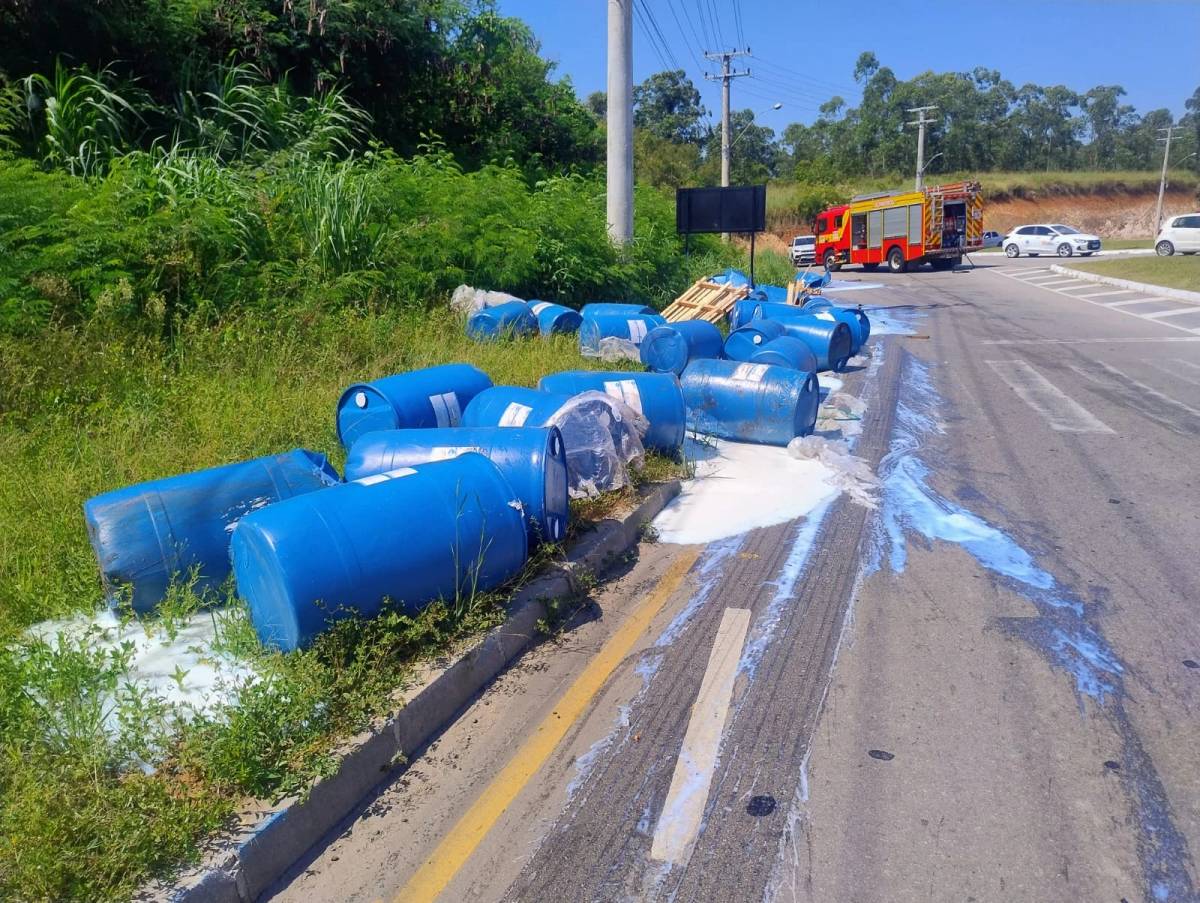 Carga de resina tomba de caminhão e se espalha em parte de rodovia de Criciúma — foto 1