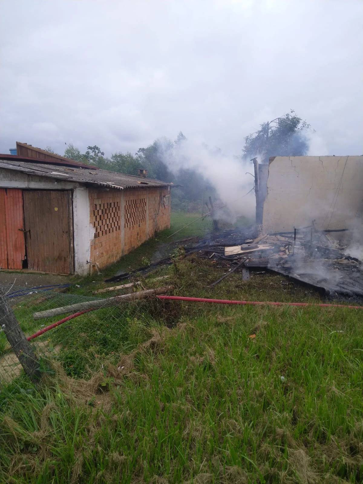 Criciúma: incêndio destrói casa no bairro Cristo Redentor — foto 2