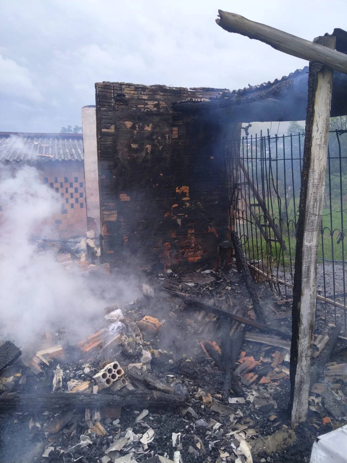 Criciúma: incêndio destrói casa no bairro Cristo Redentor — foto 5