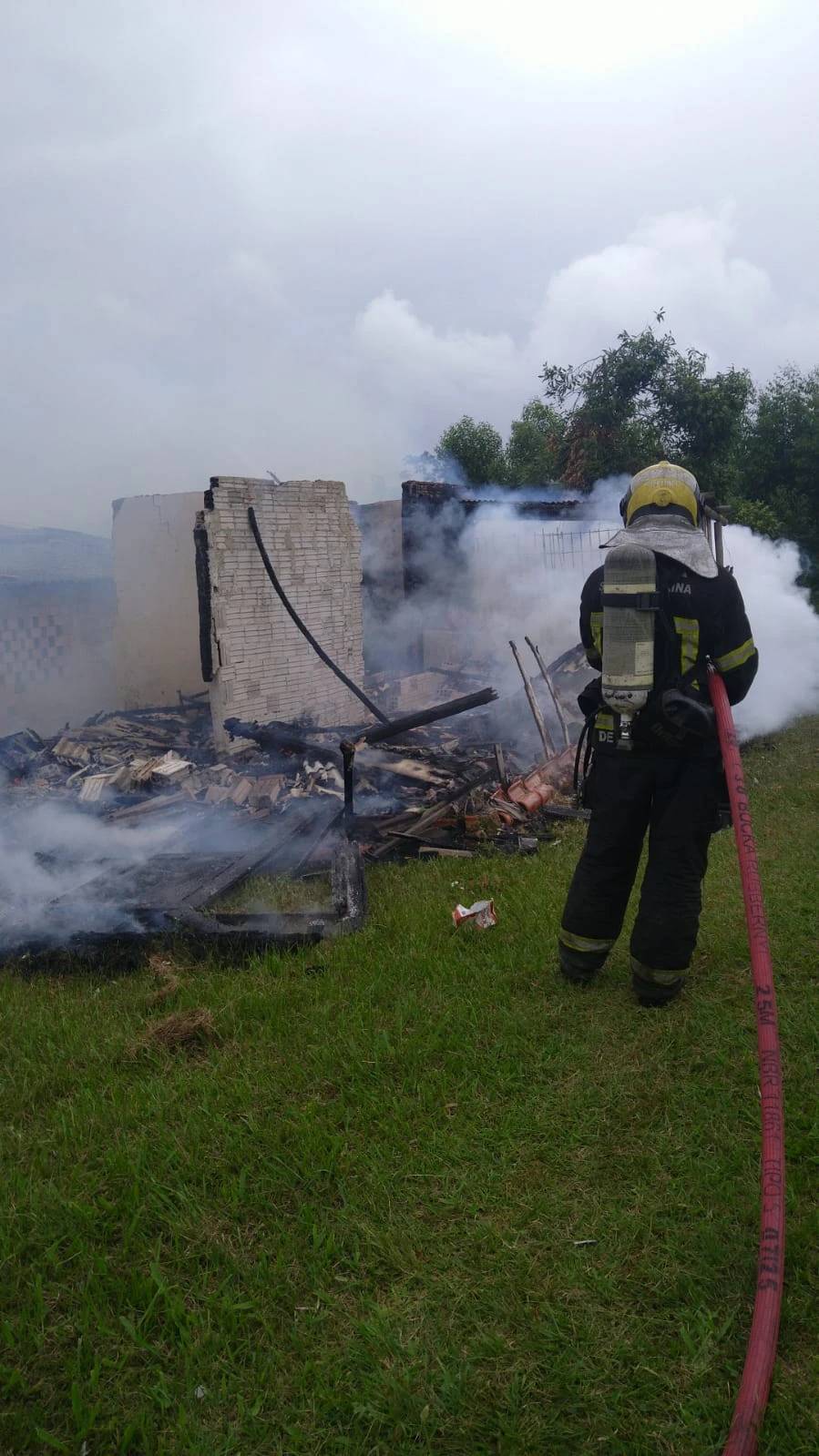 Criciúma: incêndio destrói casa no bairro Cristo Redentor — foto 1
