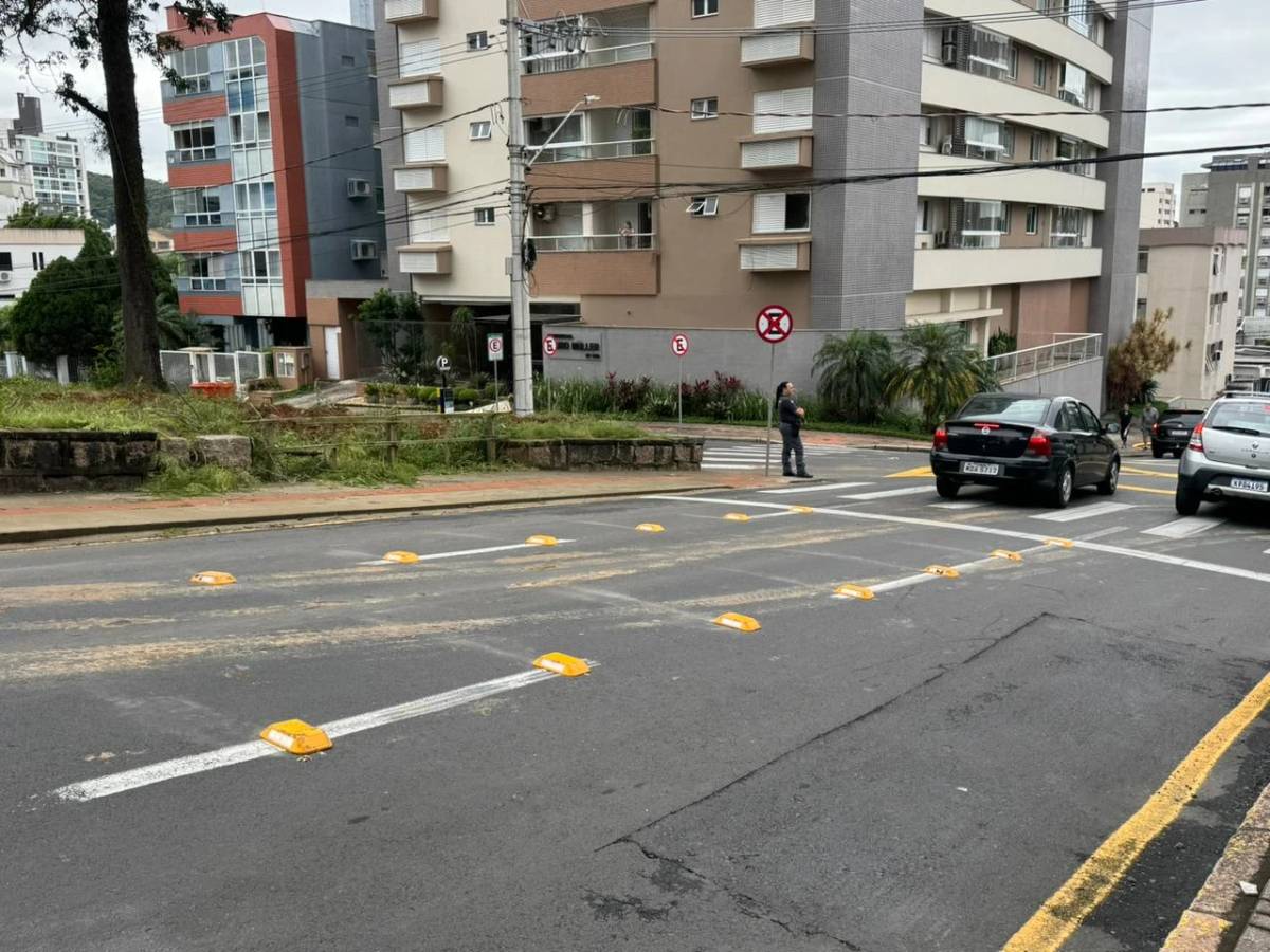Criciúma: DTT instala tachões e altera sentido de rua para evitar acidentes na Hercílio Luz — foto 1