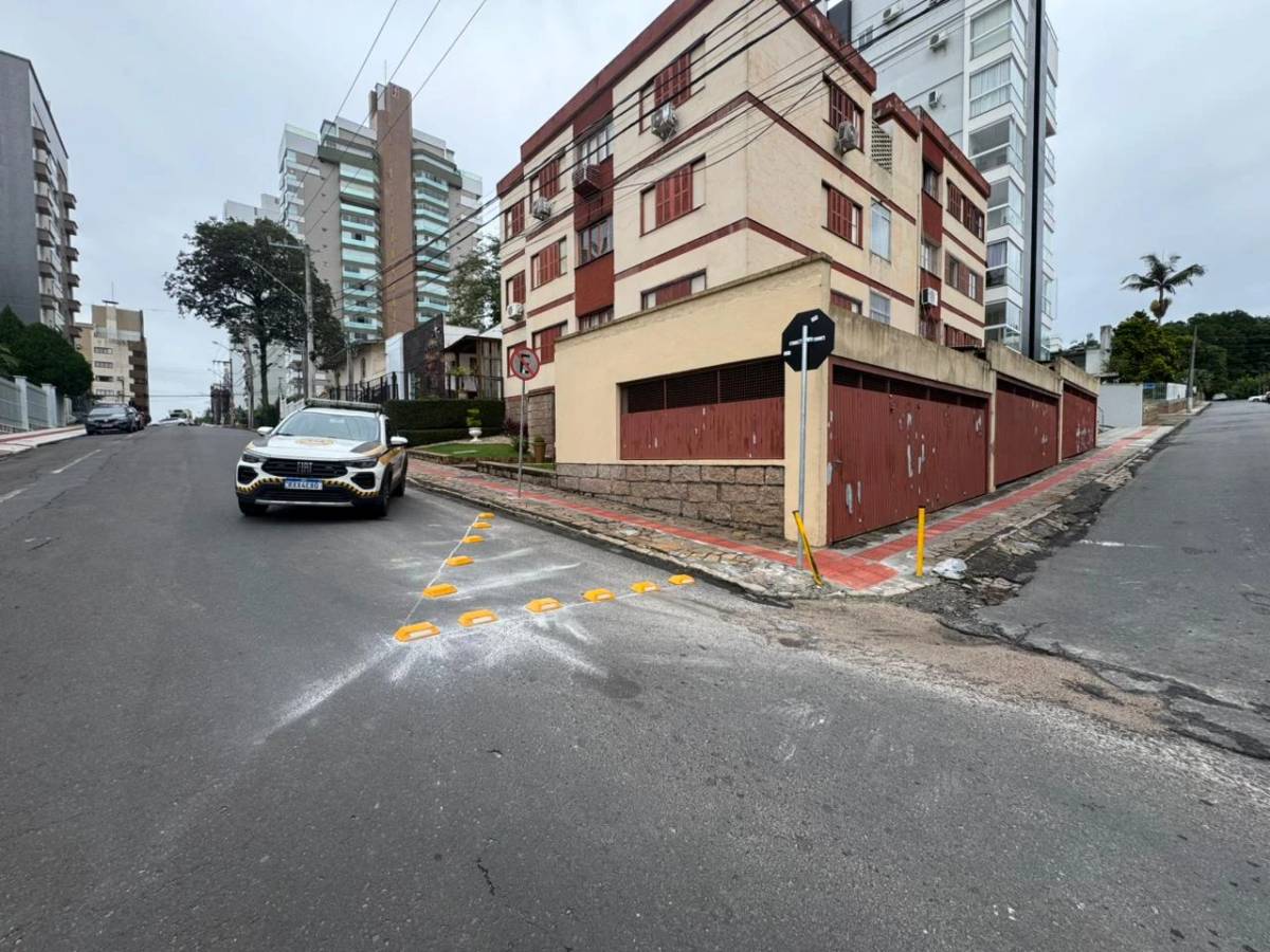 Criciúma: DTT instala tachões e altera sentido de rua para evitar acidentes na Hercílio Luz — foto 5