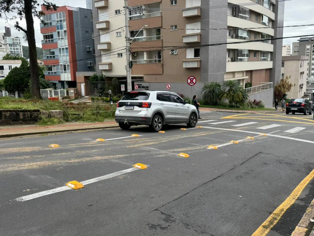 Criciúma: DTT instala tachões e altera sentido de rua para evitar acidentes na Hercílio Luz — foto 2