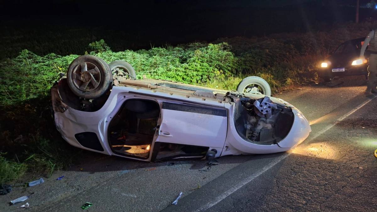 Colisão entre veículos termina em capotamento e deixa homem ferido na SC-470 — foto 1