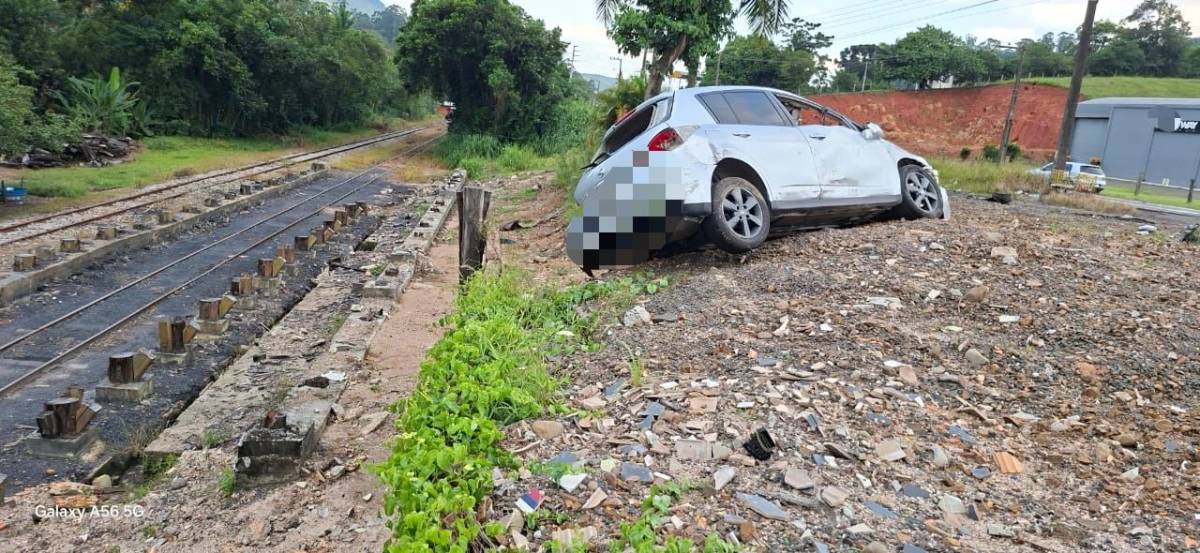 Jovem é encontrado ferido após carro capotar em Urussanga — foto 1