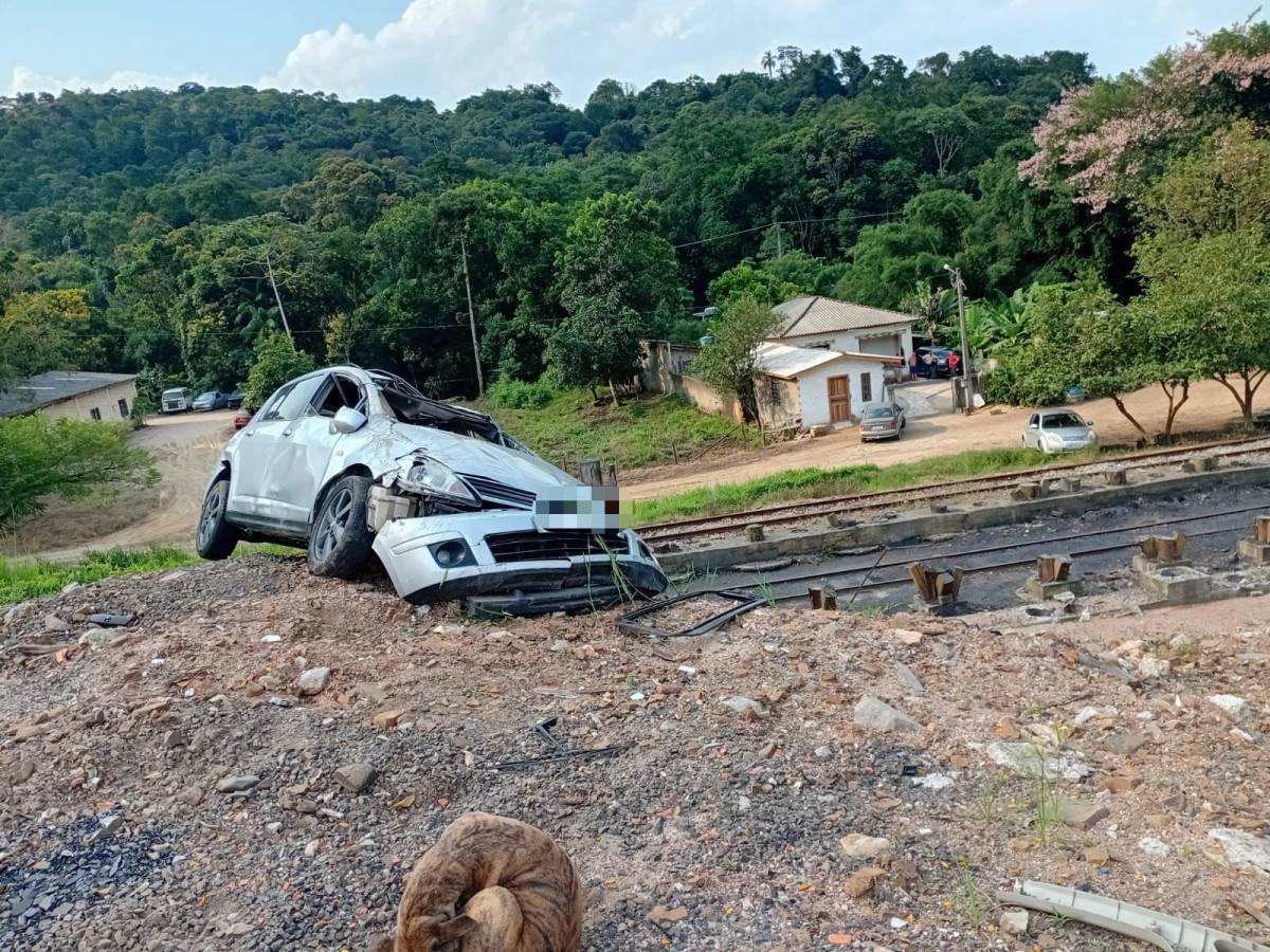Jovem é encontrado ferido após carro capotar em Urussanga — foto 2