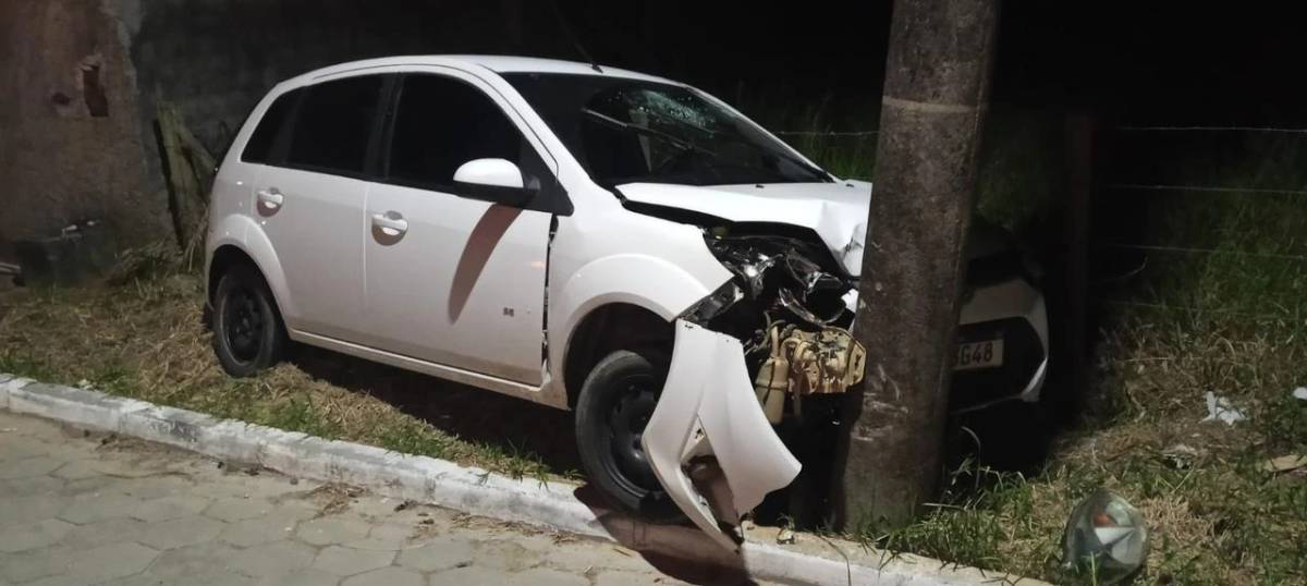 Carro colide contra poste e motorista fica ferido em Jaguaruna — foto 2