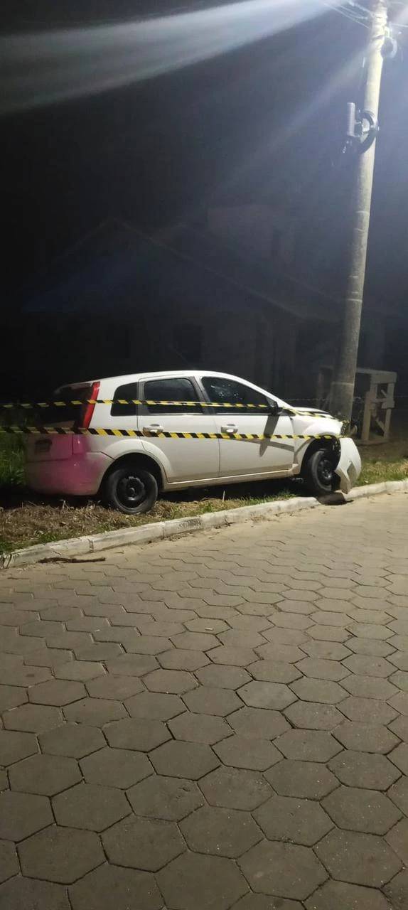 Carro colide contra poste e motorista fica ferido em Jaguaruna — foto 1