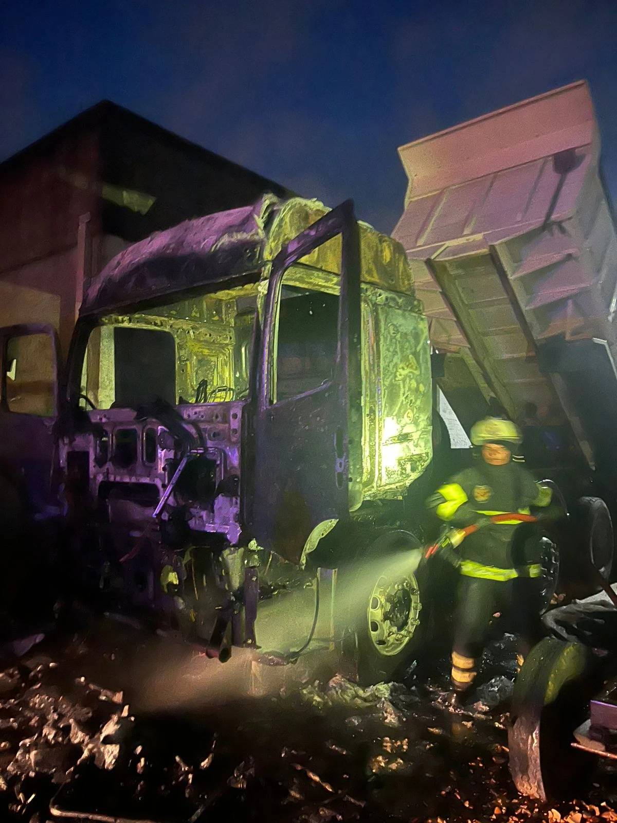 Caminhão é destruído por incêndio em Balneário Rincão — foto 2