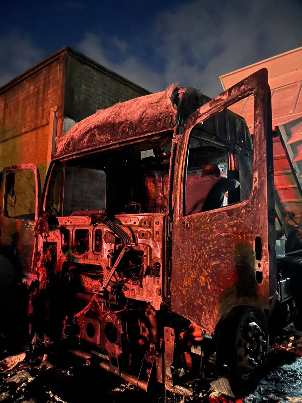 Caminhão é destruído por incêndio em Balneário Rincão — foto 3