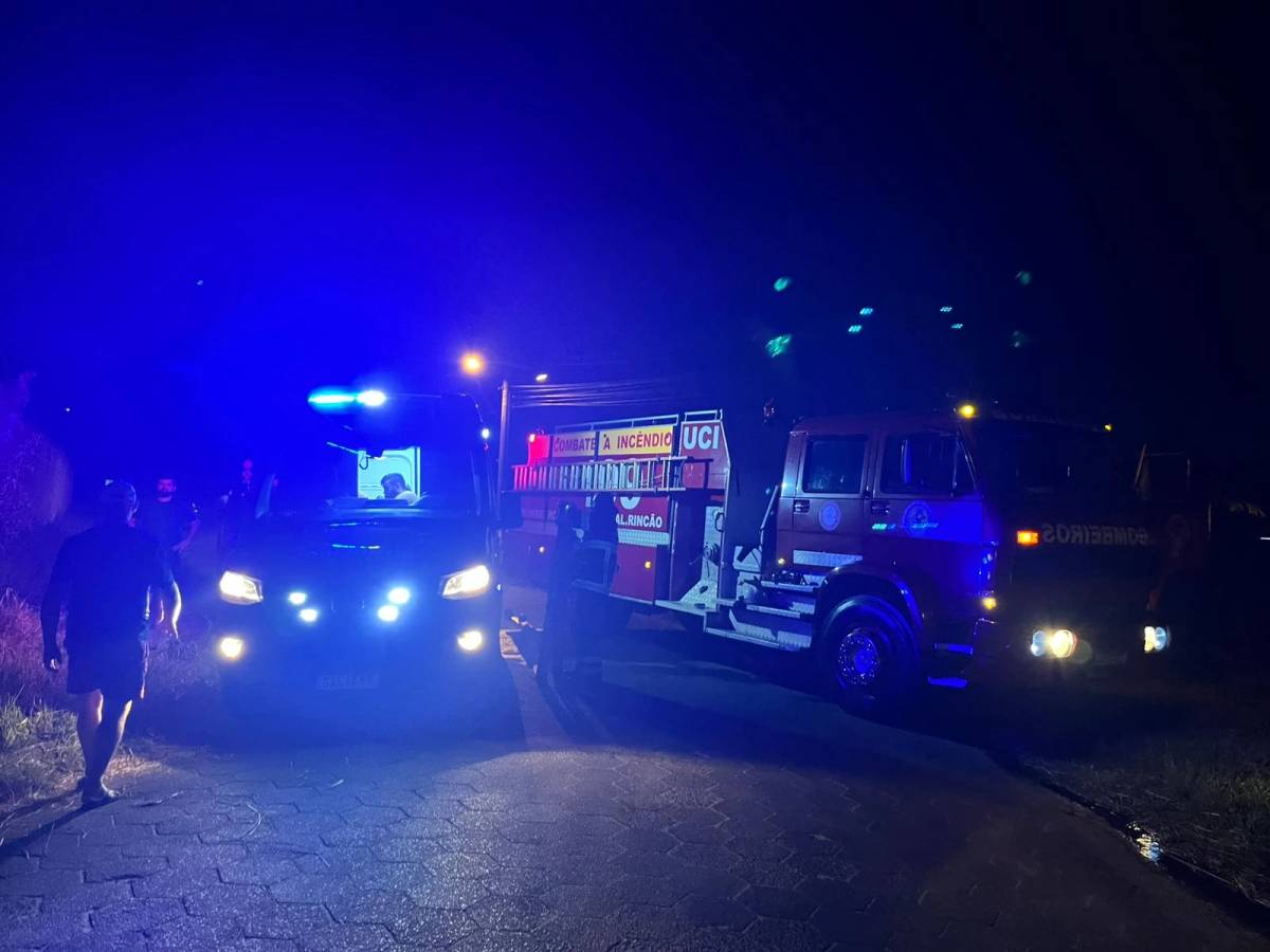 Caminhão é destruído por incêndio em Balneário Rincão — foto 1