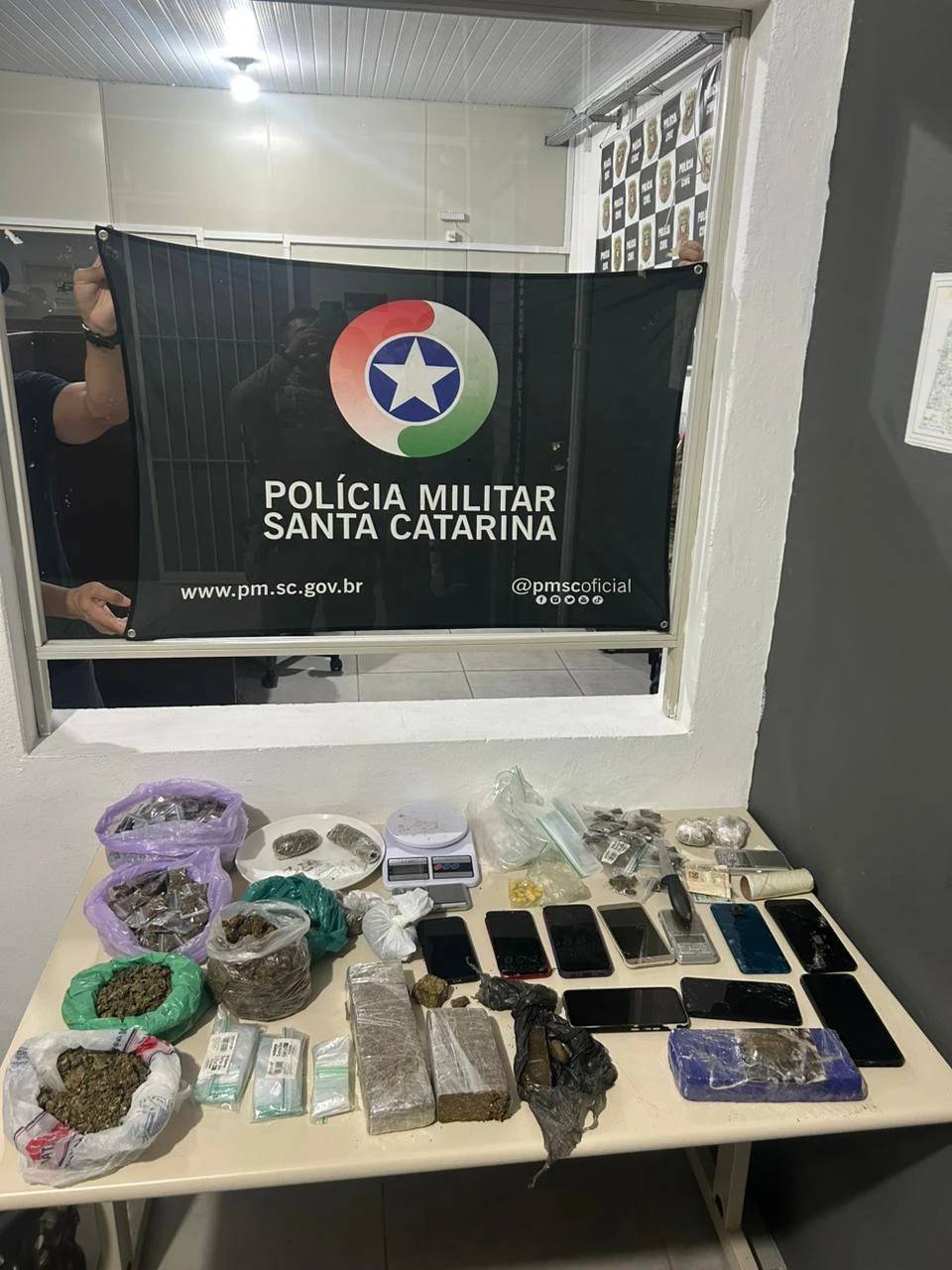 PM apreende grande quantidade de drogas e prende cinco pessoas em Tubarão — foto 1