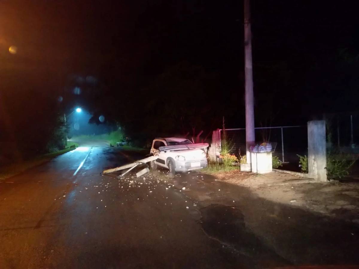 Motorista perde o controle da direção e colide contra poste em Nova Veneza — foto 1