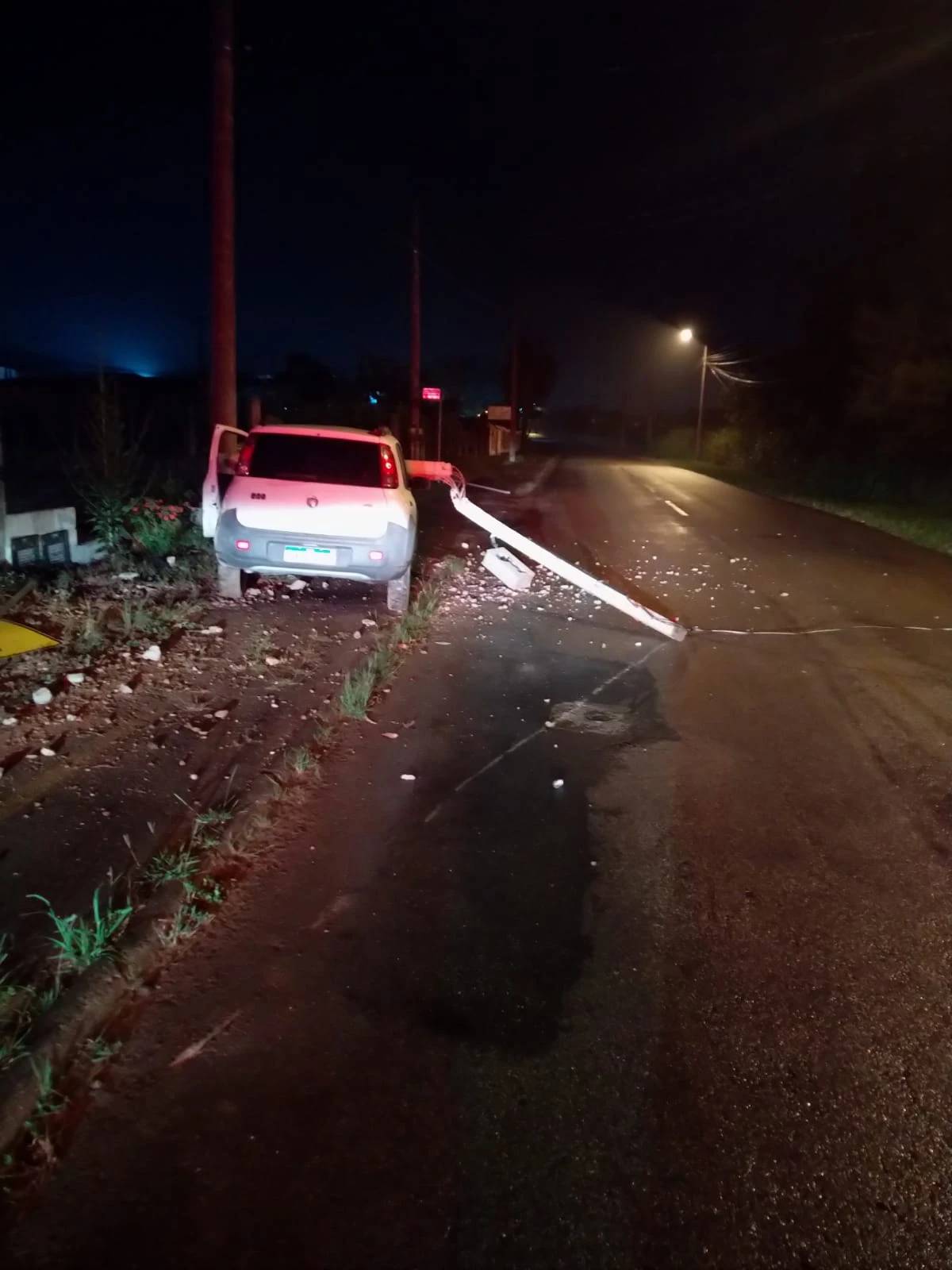 Motorista perde o controle da direção e colide contra poste em Nova Veneza — foto 2