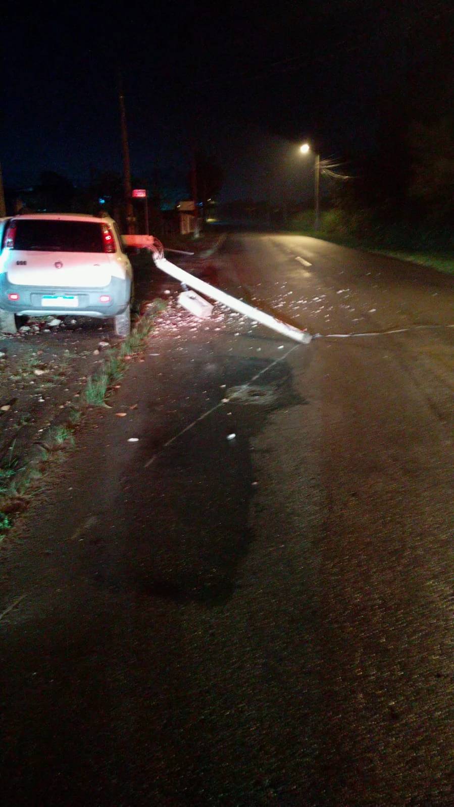 Motorista perde o controle da direção e colide contra poste em Nova Veneza — foto 3