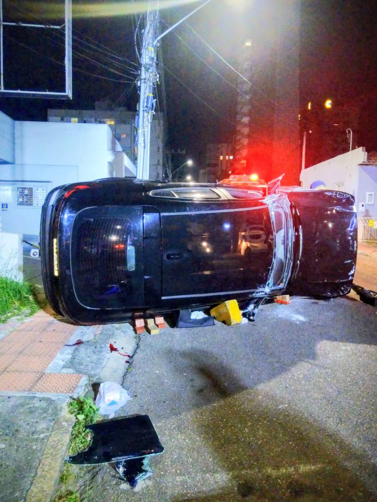 Motorista capota veículo após colidir em carro estacionado em Criciúma — foto 3