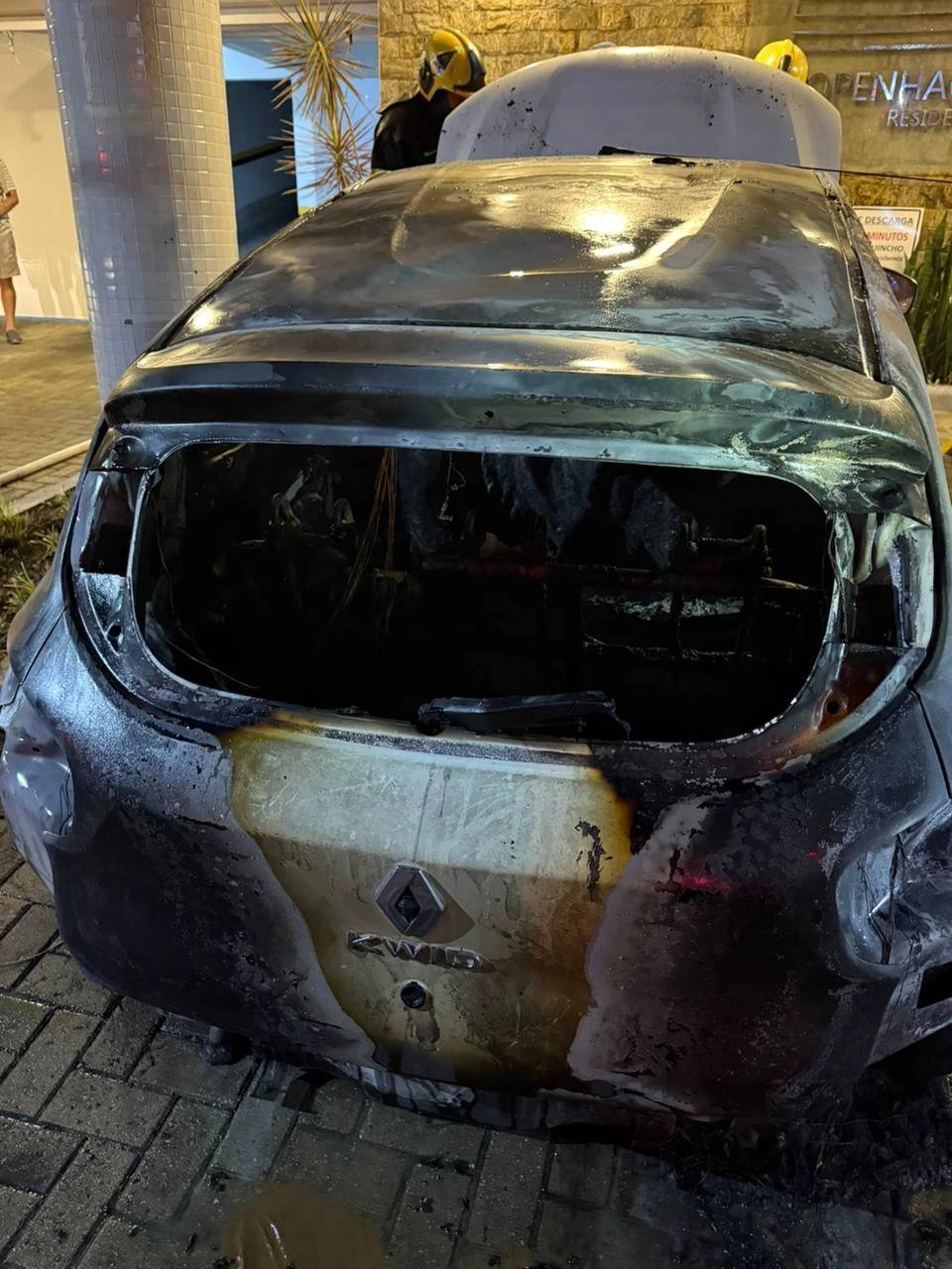Homem encapuzado ateia fogo em carro em Criciúma — foto 2