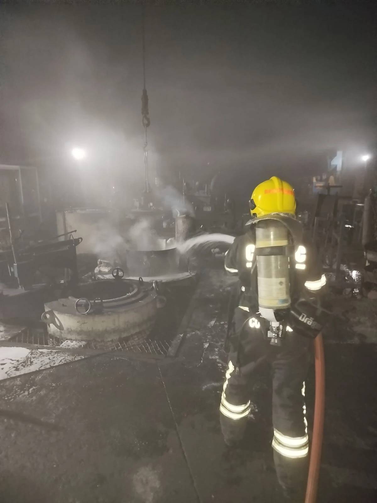 Bombeiros resfriam tanque de óleo. (Foto: Corpo de Bombeiros/Divulgação)