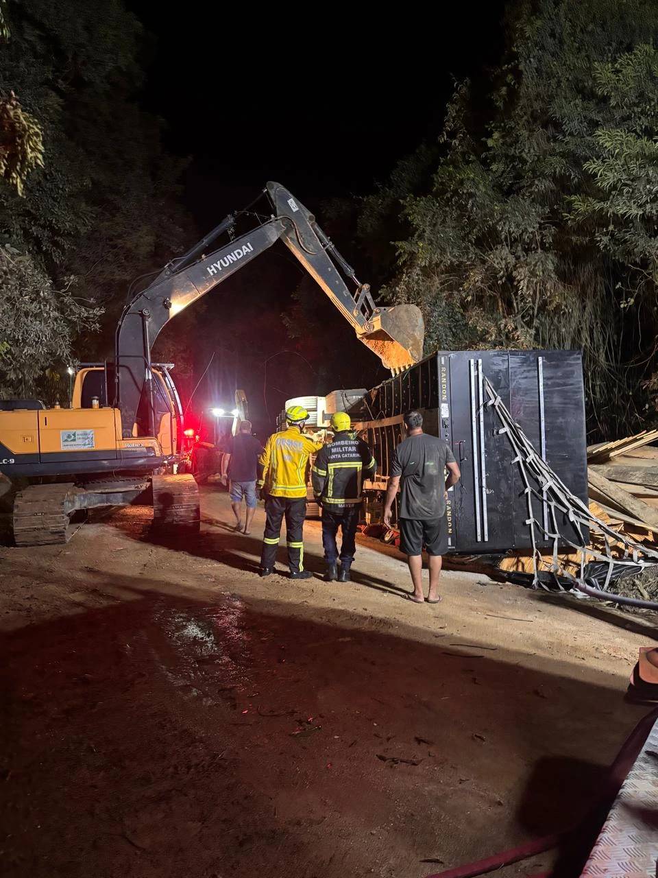 Gestante e marido morrem após caminhão cair sobre veículo na SC-435, em São Bonifácio — foto 2