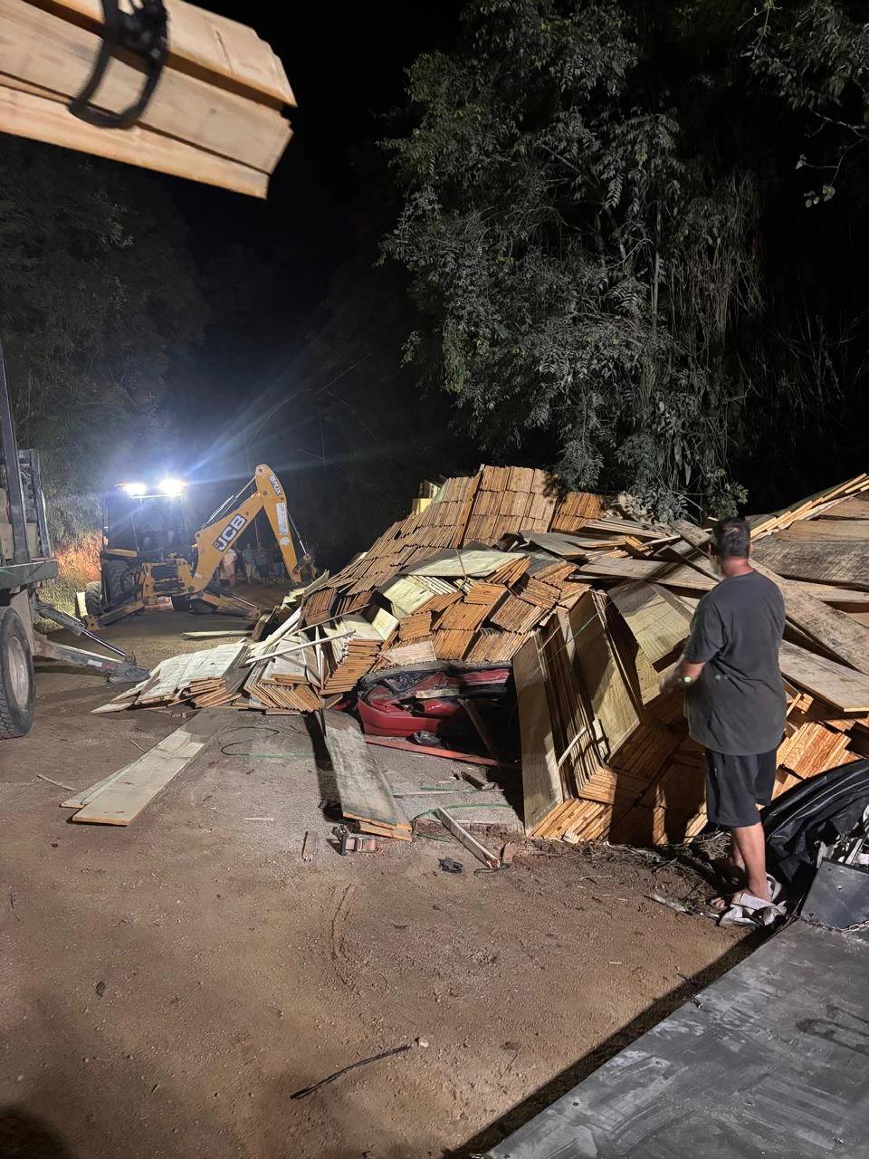 Gestante e marido morrem após caminhão cair sobre veículo na SC-435, em São Bonifácio — foto 1
