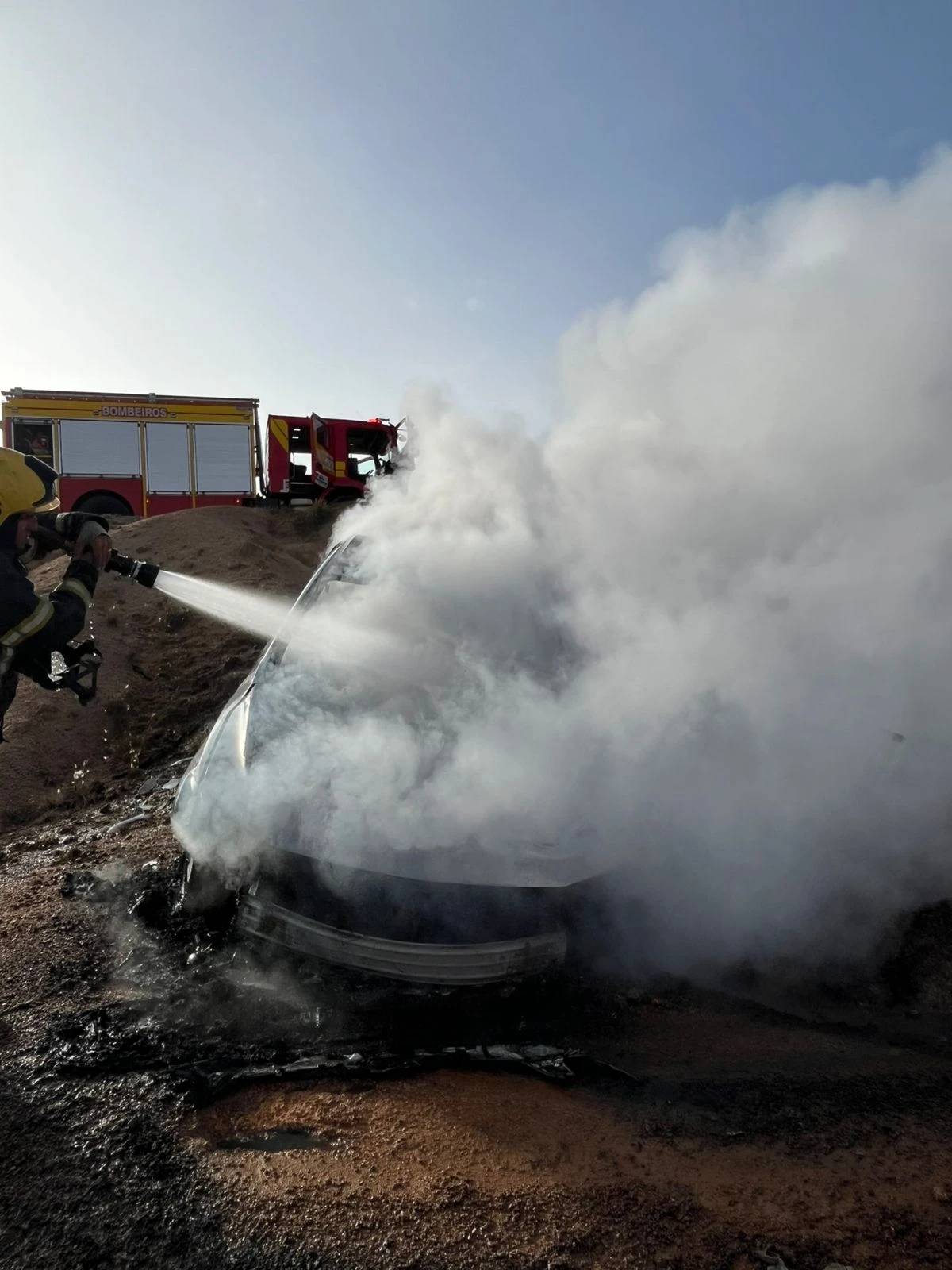 Laguna: corpo carbonizado é encontrado dentro de carro em chamas — foto 4
