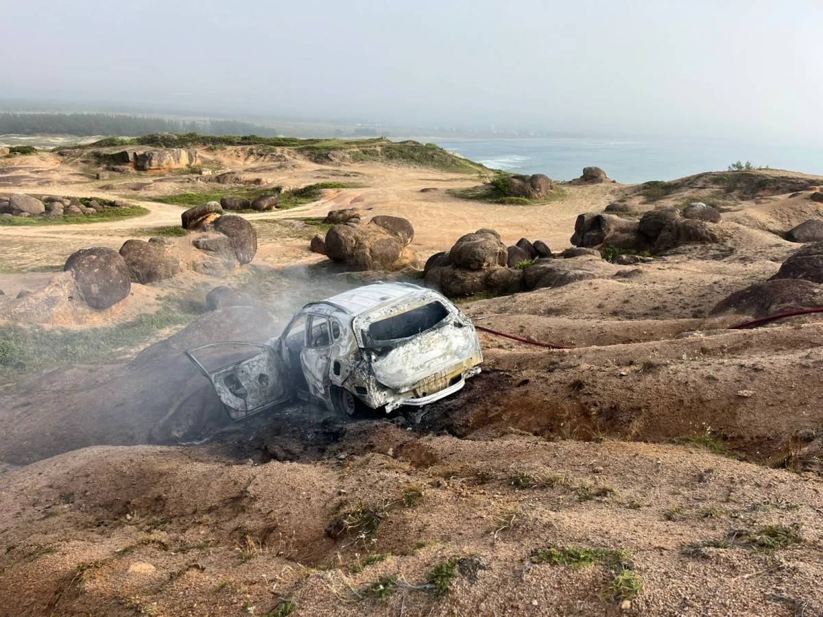 Laguna: corpo carbonizado é encontrado dentro de carro em chamas — foto 1