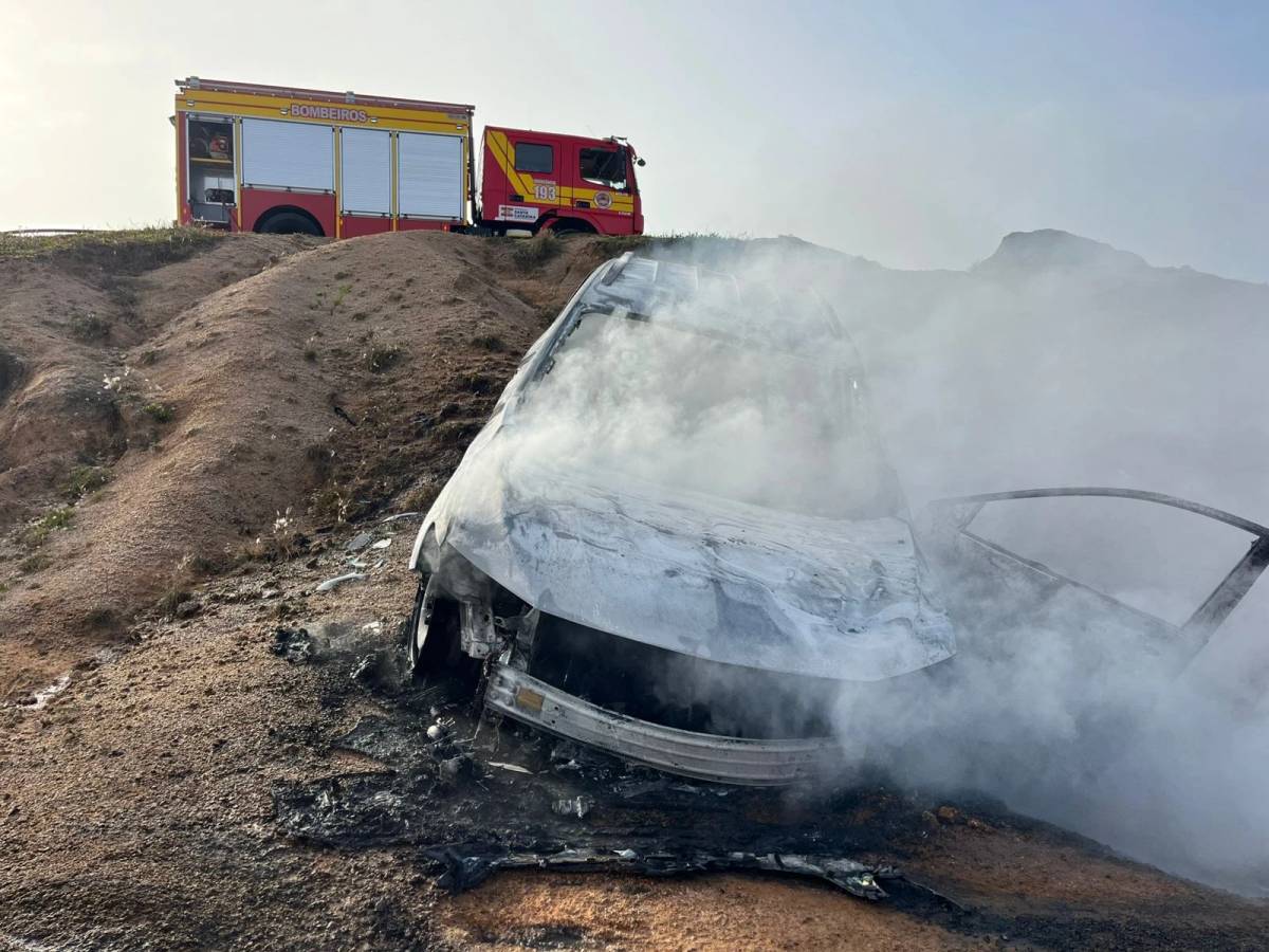 Laguna: corpo carbonizado é encontrado dentro de carro em chamas — foto 2