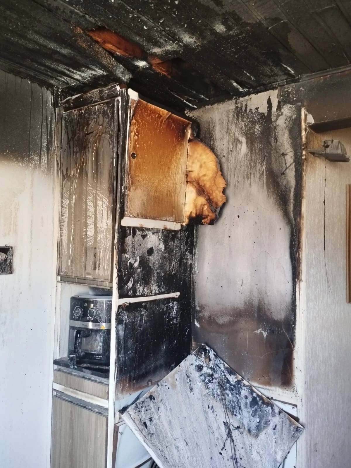 Incêndio em apartamento é controlado por moradores e bombeiros em Laguna — foto 1