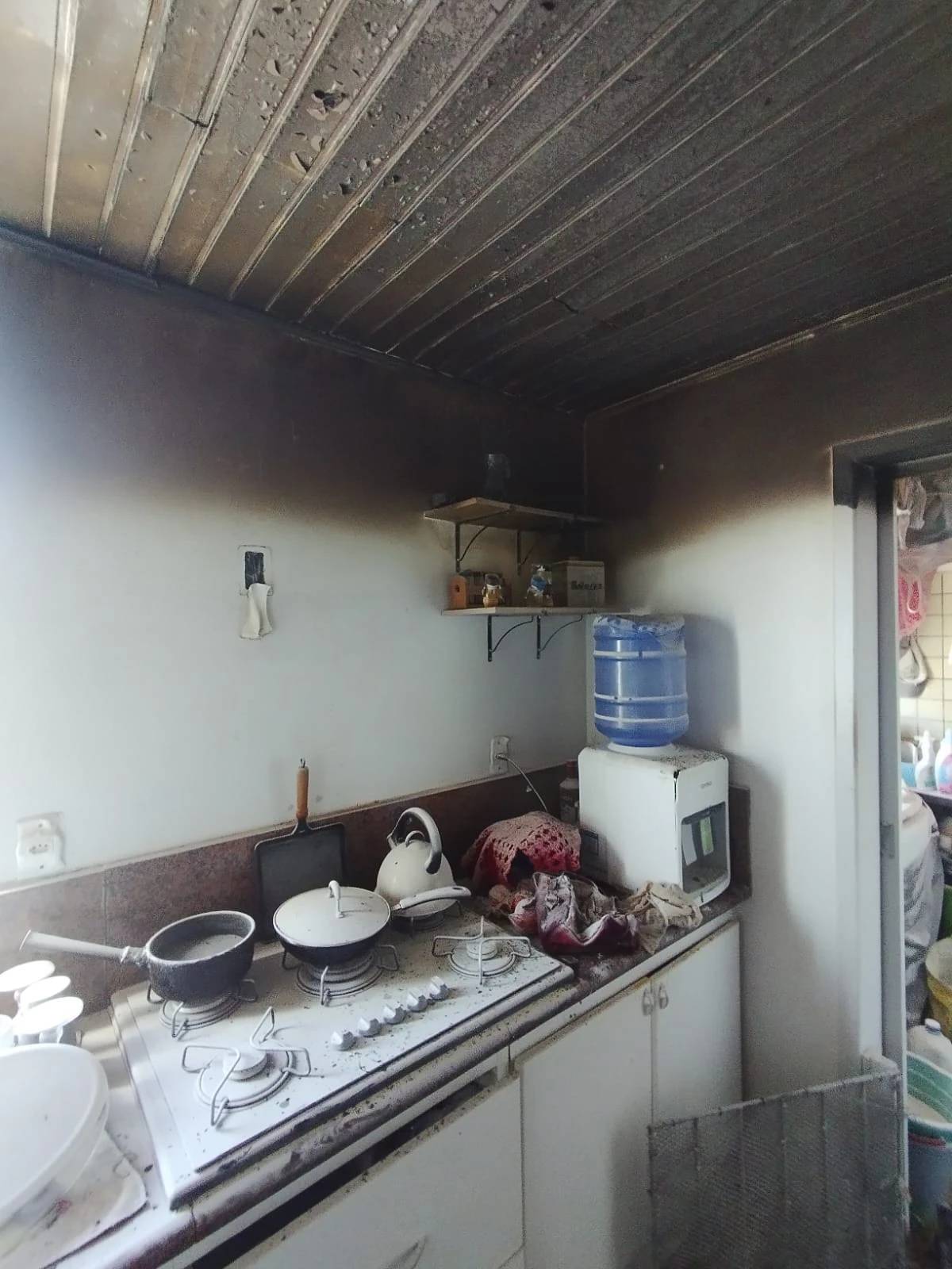 Incêndio em apartamento é controlado por moradores e bombeiros em Laguna — foto 2