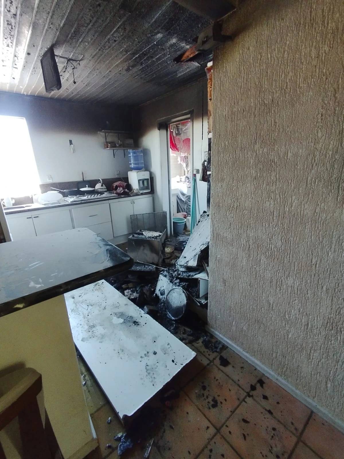 Incêndio em apartamento é controlado por moradores e bombeiros em Laguna — foto 4