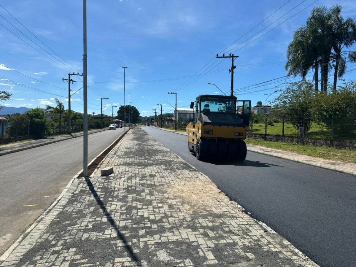 Revitalização da avenida Porfírio Feltrin avança com aplicação de nova camada asfáltica — foto 1