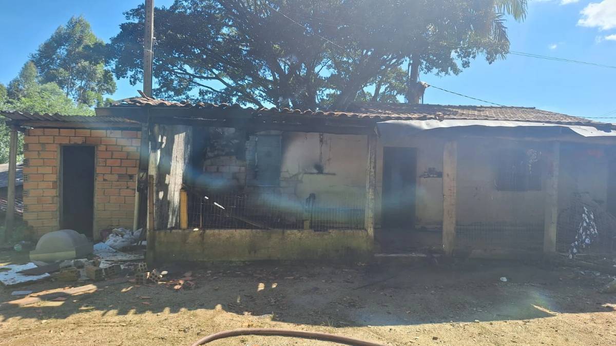 Braço do Norte: casa pega fogo após estouro em tomada — foto 10
