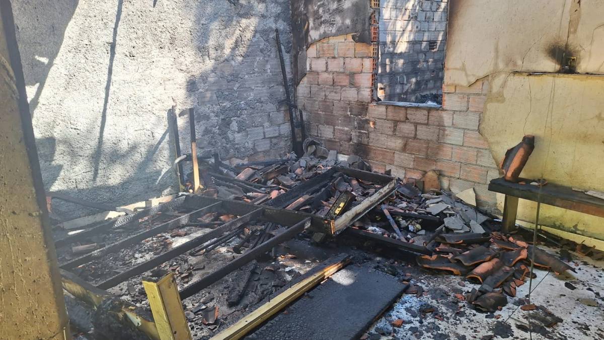 Braço do Norte: casa pega fogo após estouro em tomada — foto 2