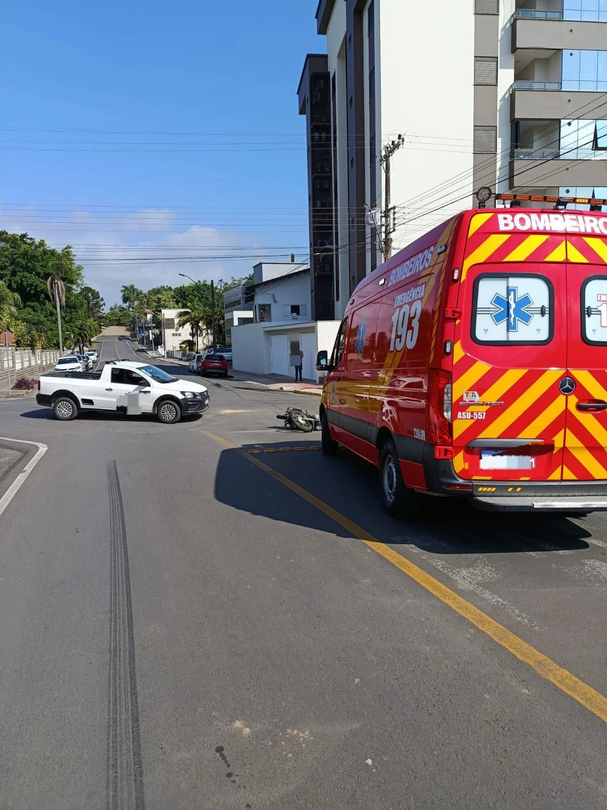 Acidente entre moto e carro deixa idoso ferido em Morro da Fumaça — foto 1