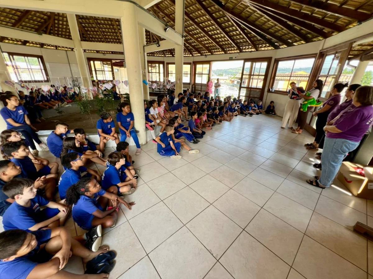 Alunos de Siderópolis recebem orientações sobre escovação e ganham kits dentais — foto 2