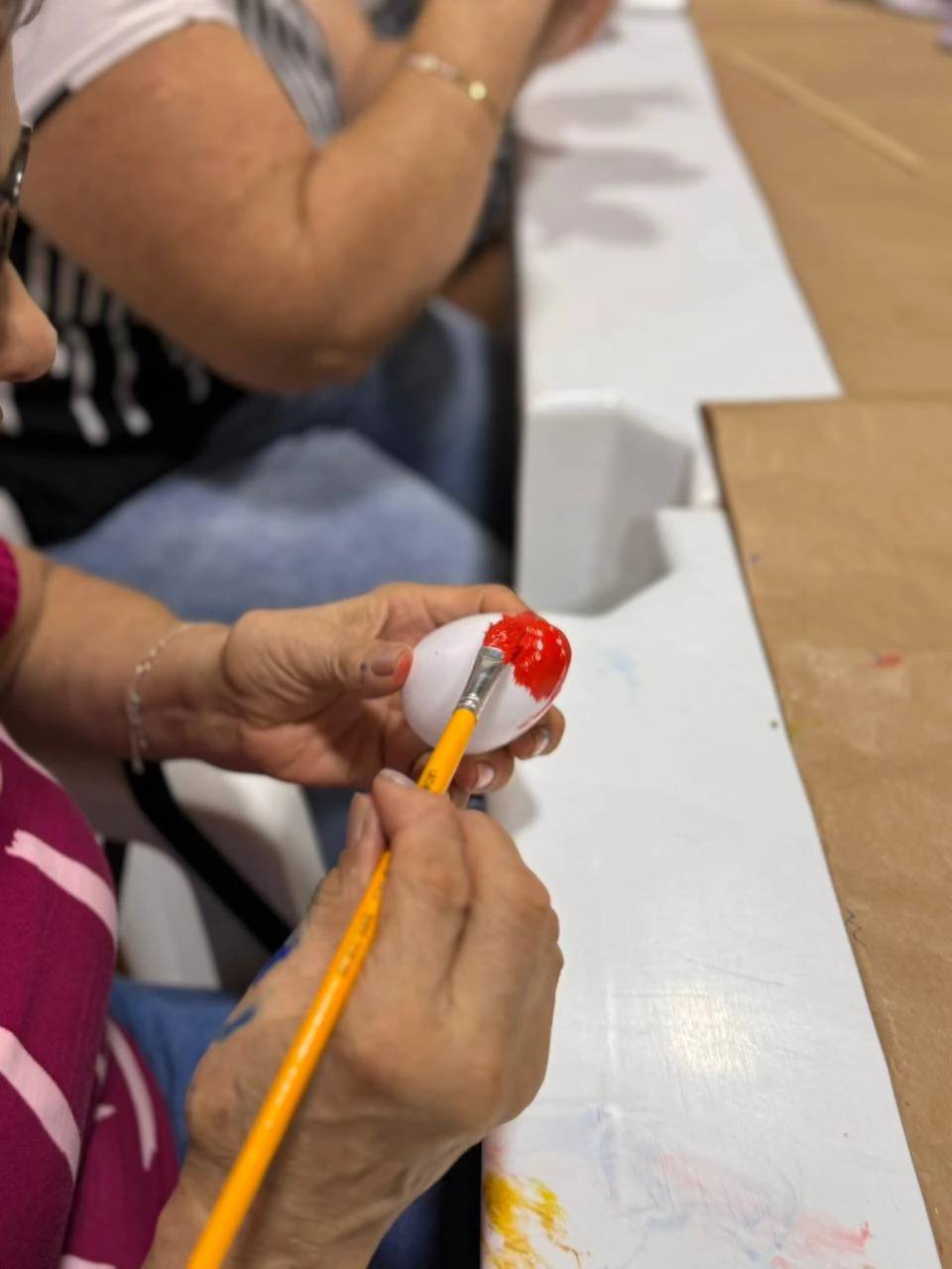 Grupos de idosos da Afabess pintam ovos de Páscoa para decorar a Piazza Nova Belluno — foto 2