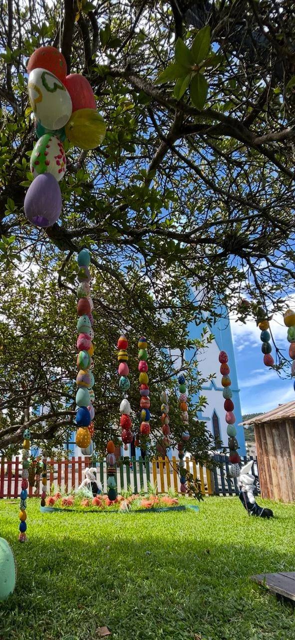 Grupos de idosos da Afabess pintam ovos de Páscoa para decorar a Piazza Nova Belluno — foto 3