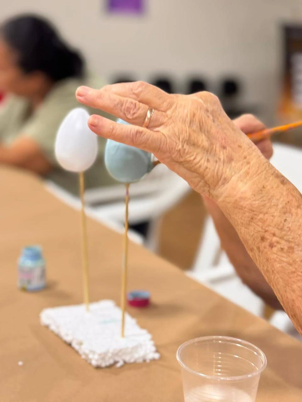 Grupos de idosos da Afabess pintam ovos de Páscoa para decorar a Piazza Nova Belluno — foto 1