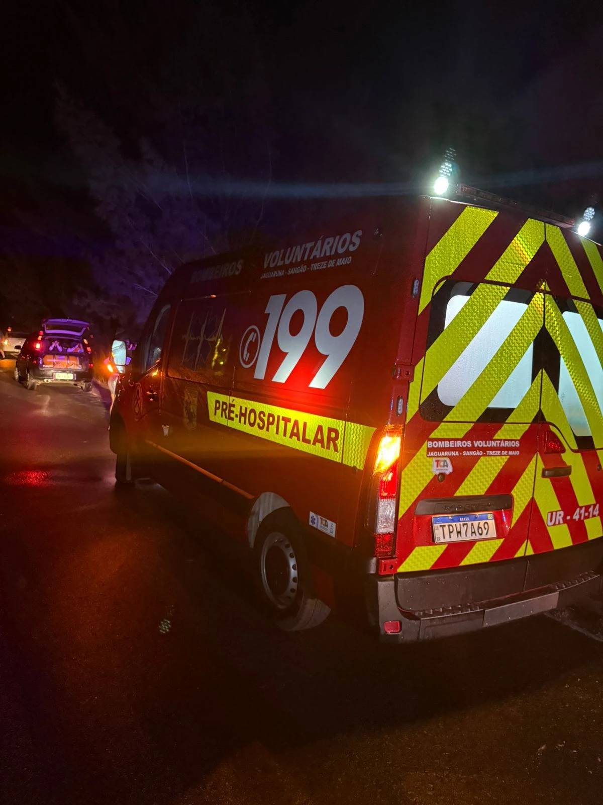 Mulher e criança são levadas ao hospital após capotamento — foto 1
