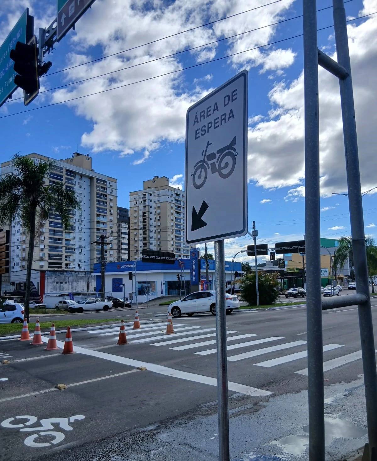 Novas áreas de espera exclusiva para motos são colocadas em Criciúma — foto 1