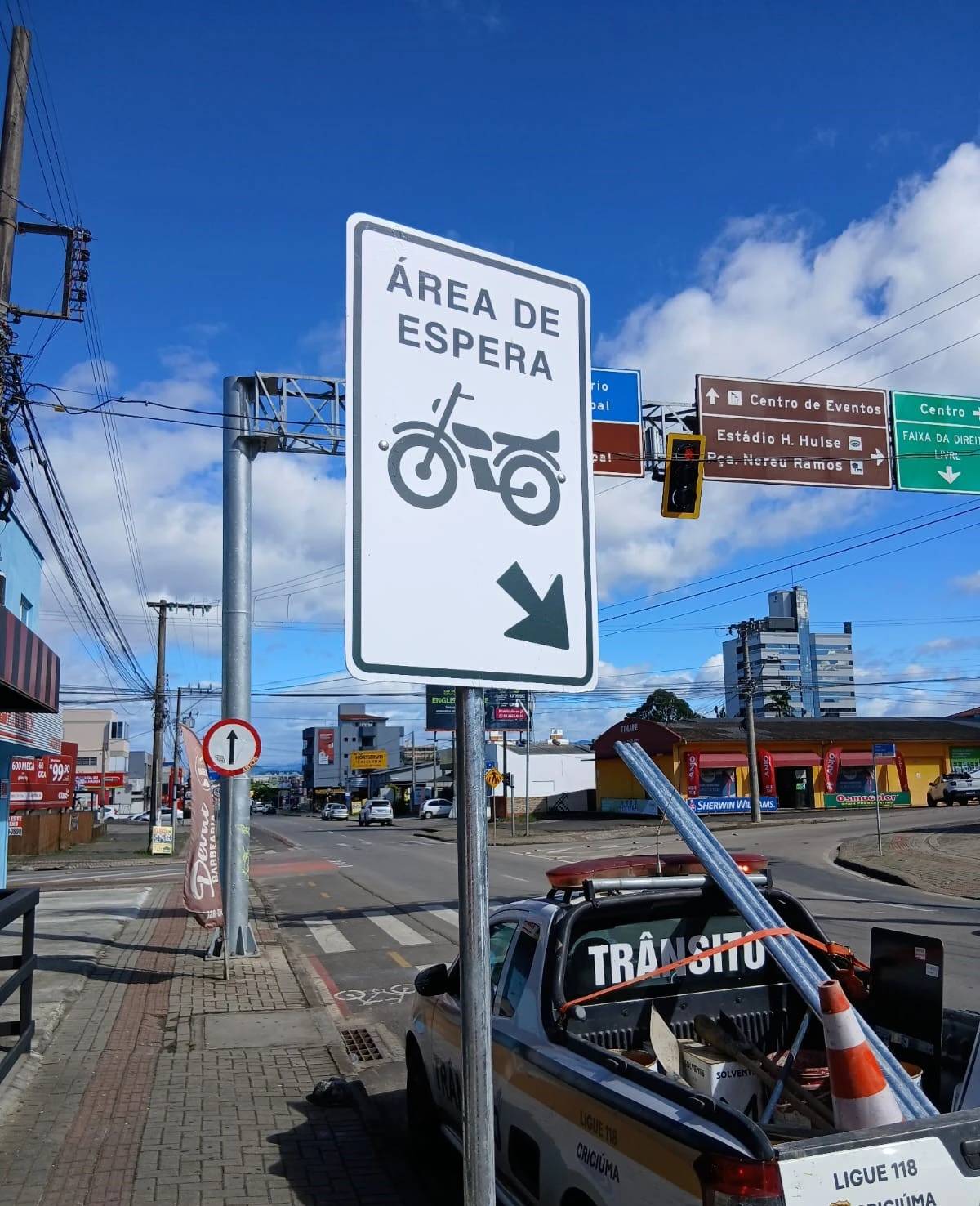 Novas áreas de espera exclusiva para motos são colocadas em Criciúma — foto 2