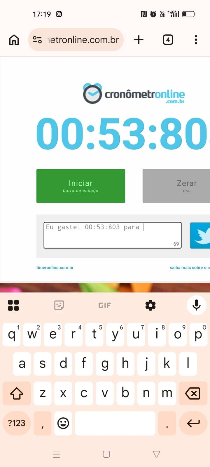 Comparação do tempo de espera para atravessar a rua ao apertar ou não os botões dos semáforos.