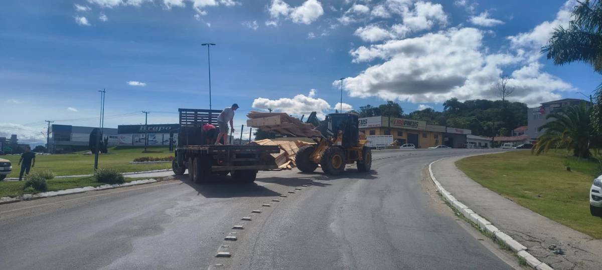 Carga de madeira cai sobre a pista e altera trânsito na SC-370 em Braço do Norte — foto 2