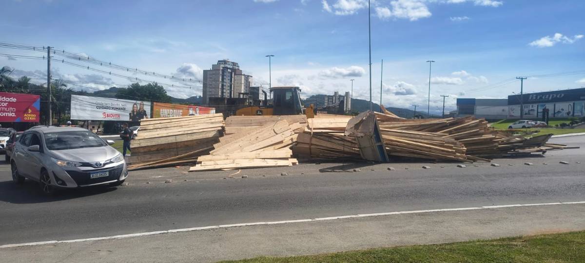 Carga de madeira cai sobre a pista e altera trânsito na SC-370 em Braço do Norte — foto 4