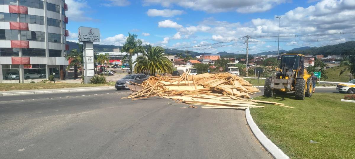 Carga de madeira cai sobre a pista e altera trânsito na SC-370 em Braço do Norte — foto 1