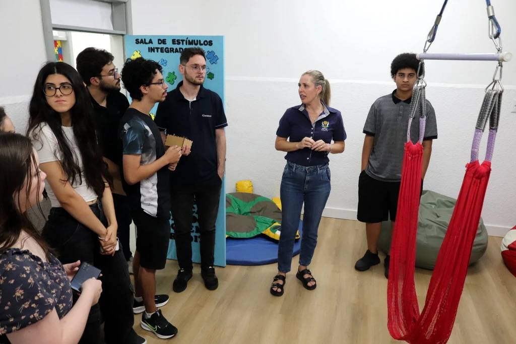 Tecnologia e Inclusão: acadêmicos de Ciência da Computação entregam protótipos assistivos à Apae — foto 2